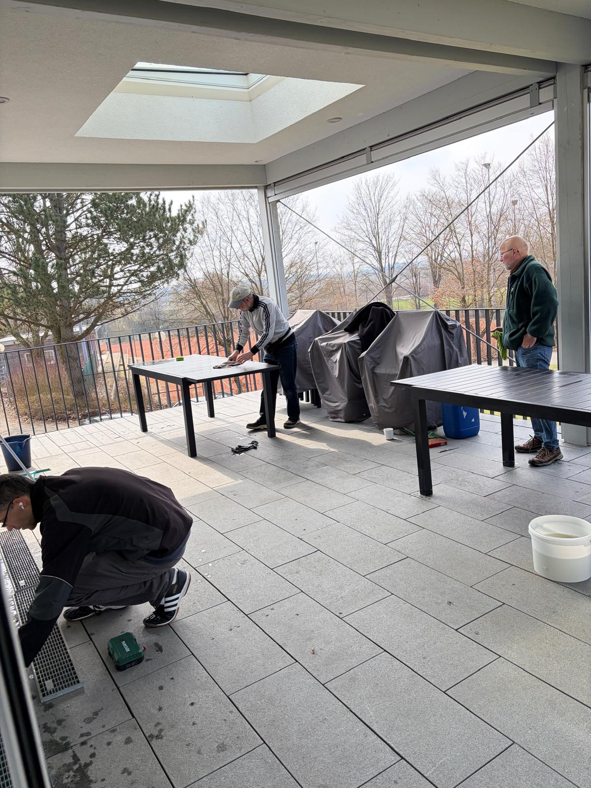Helfer bei der Arbeit auf dem Vereinsheimsbalkon