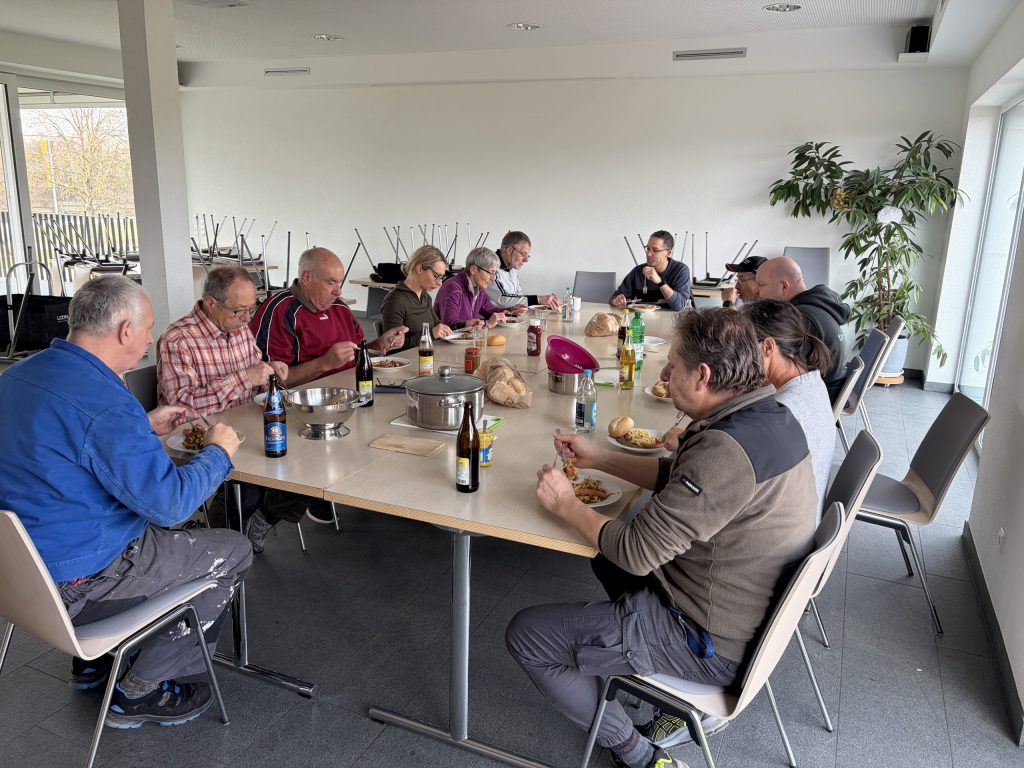 Die Helfer bei der Stärkung mit Linsen & Spätzle